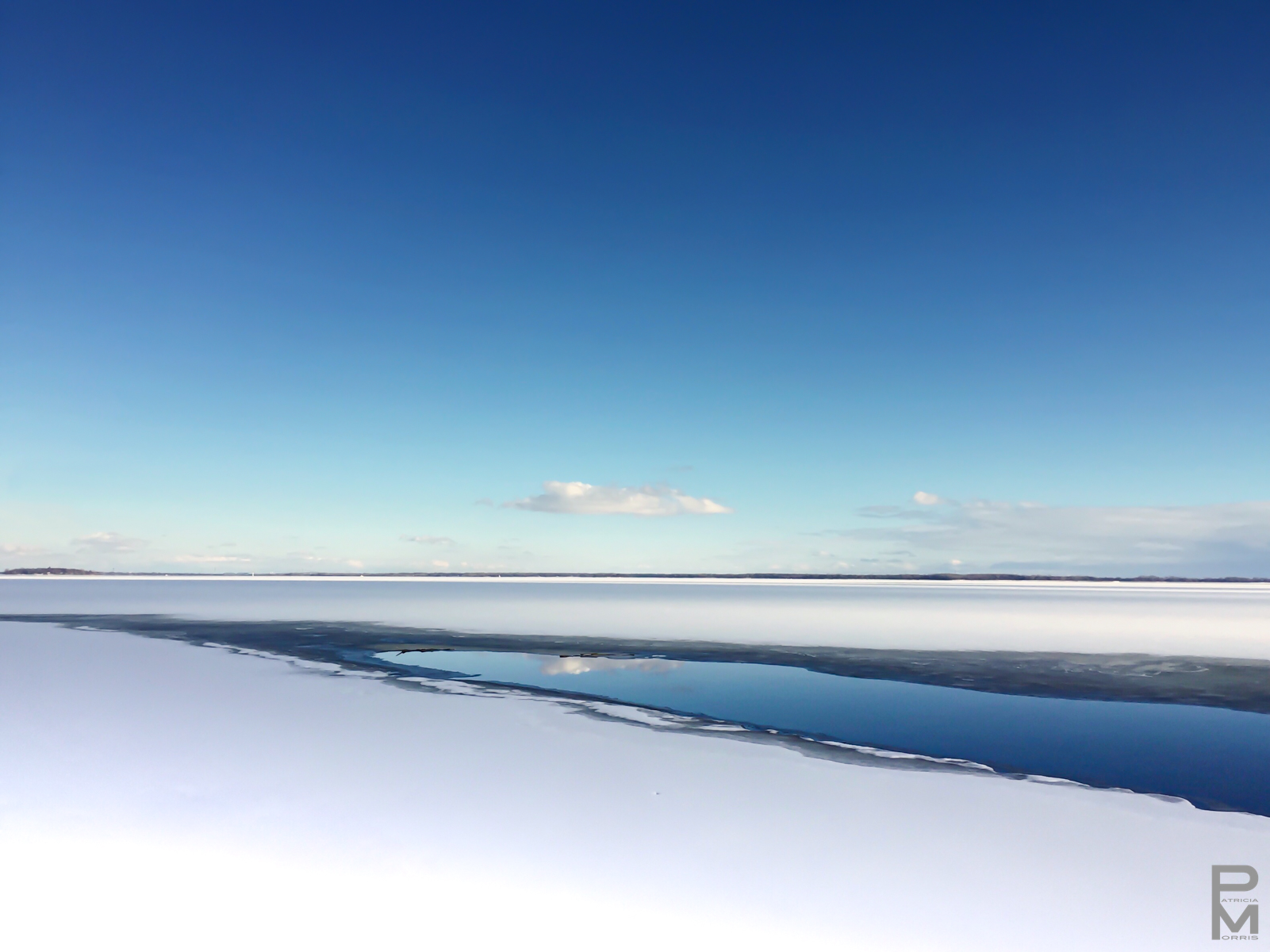 Landscape, digital photograph, minimalist view of an ice break in the Saint Lawrence river on a beautiful sunny day